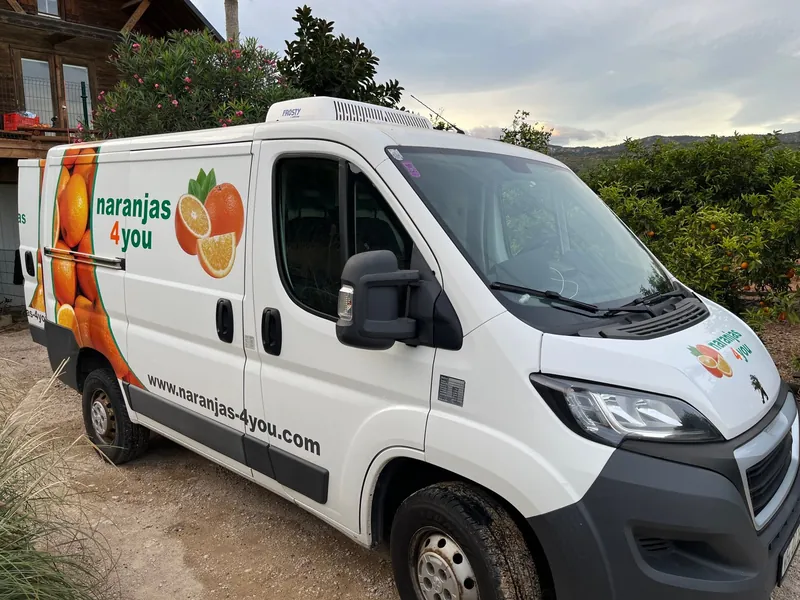 Lieferwagen von naranjas-4you mit Orangenmotiv