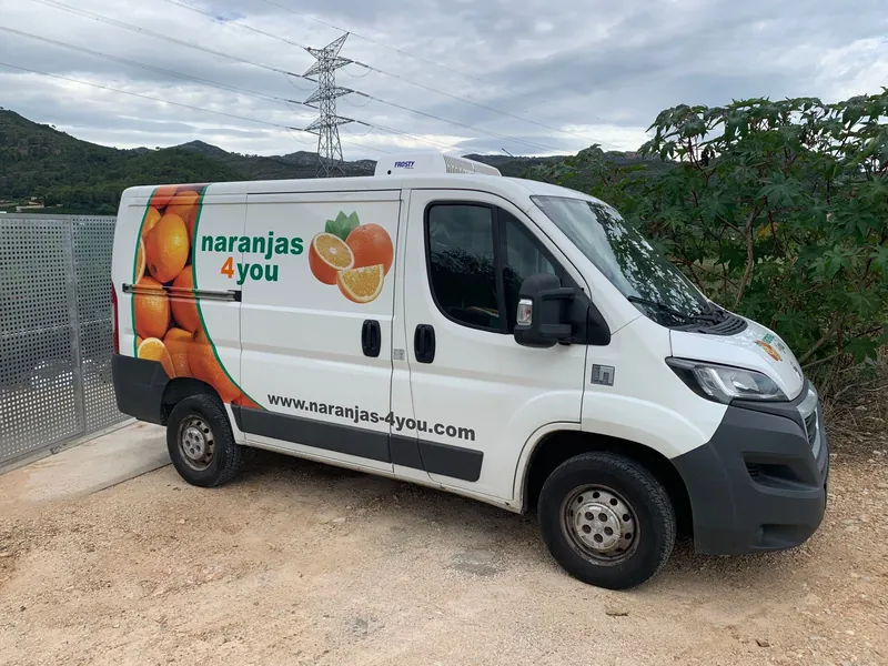 Lieferwagen von naranjas-4you am Feldweg neben der Plantage
